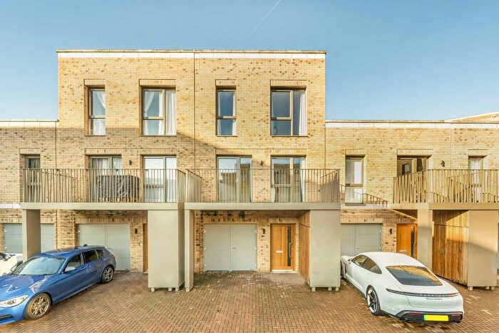 4 Bedroom Semi Detached House To Rent In Vinca Mews, Mill Hill, NW7