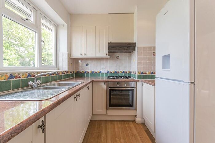 2 Bedroom Apartment To Rent In Belvedere Close, Esher, Surrey, KT10