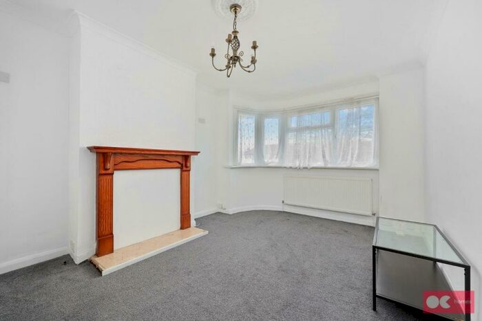 2 Bedroom Flat To Rent In Fullwell Avenue, Barkingside, IG6