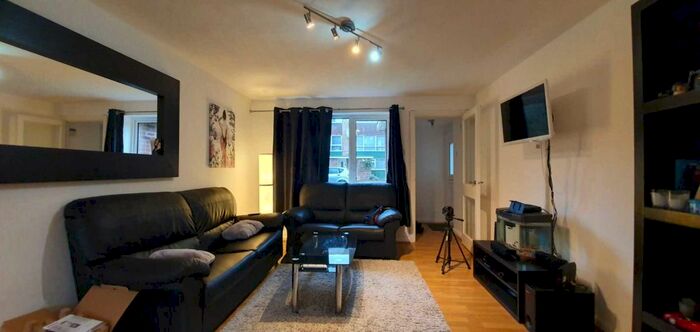 2 Bedroom Flat To Rent In Compton Road, Hayes UB3