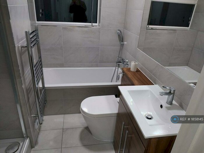 3 Bedroom Flat To Rent In Rose Kiln Lane, Reading, RG1