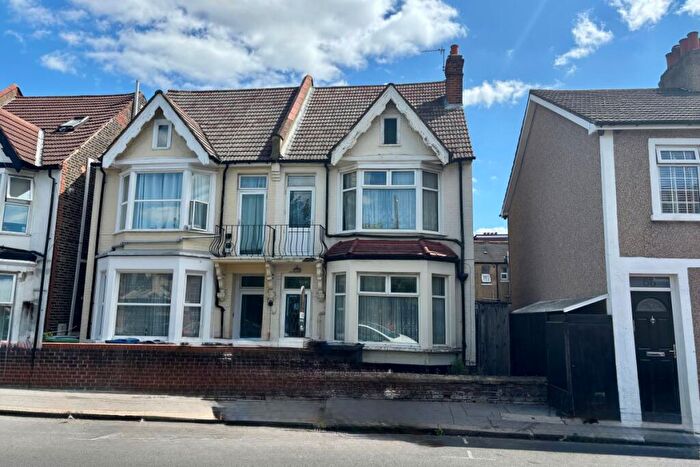 4 Bedroom Semi-Detached House For Sale In Bensham Lane, Croydon, Surrey, CR0