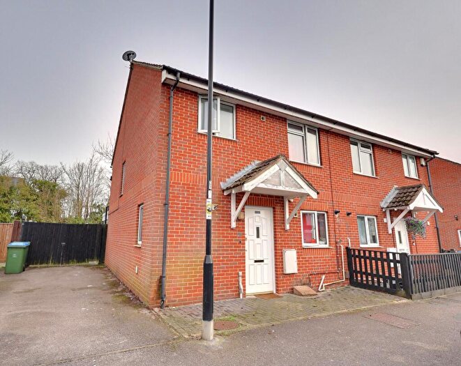 3 Bedroom Semi Detached House For Sale In Bassett Green, Southampton, SO16