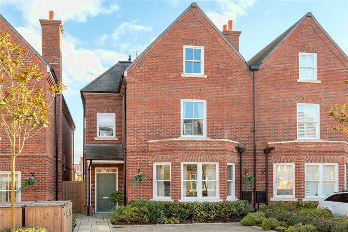 5 Bedroom Semi-Detached House To Rent In Barrons Chase, Richmond, Surrey, TW10