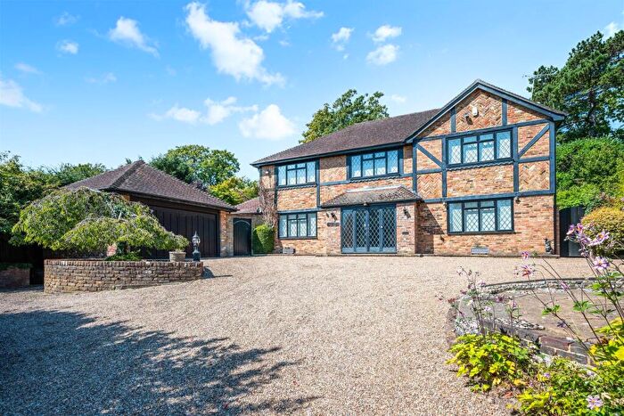4 Bedroom Detached House For Sale In Lavender Close, Coulsdon, CR5
