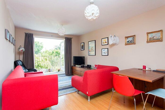 2 Bedroom Apartment To Rent In Thornhill Road, Barnsbury, N1
