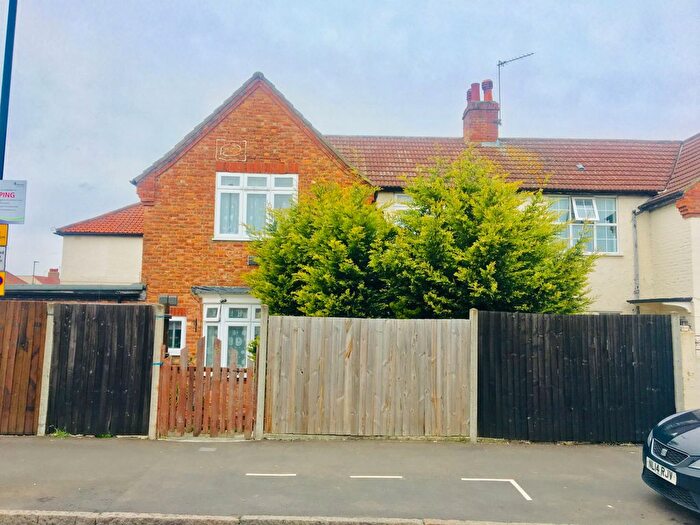 4 Bedroom Semi-Detached House To Rent In Hounslow, Middlesex, TW3