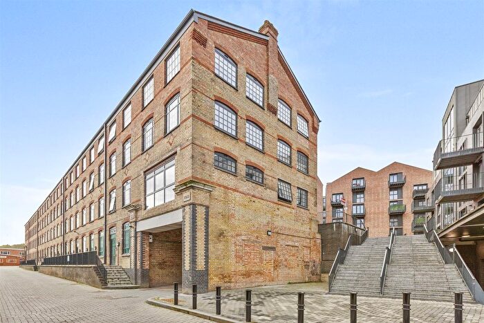 1 Bedroom Flat For Sale In Walk Of Town, High Wycombe, HP11