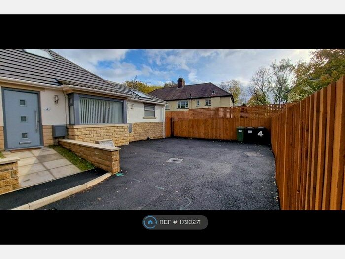 4 Bedroom Semi-Detached House To Rent In Redesdale Place, Leeds, LS16