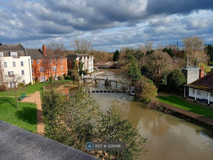 3 Bedroom Flat To Rent In Catherine Howard House, East Molesey, KT8