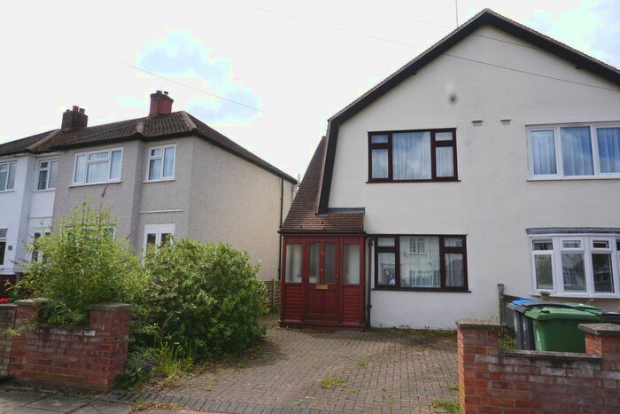 2 Bedroom End Of Terrace House To Rent In Mount Road, Chessington, KT9