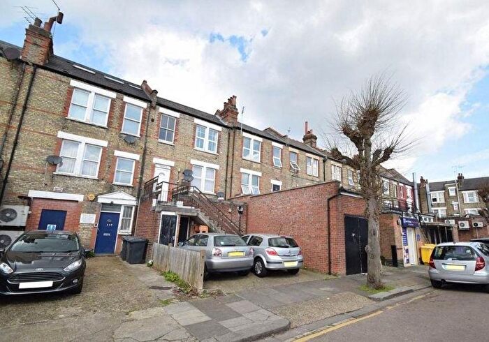 Studio To Rent In Ballards Lane, London, N3
