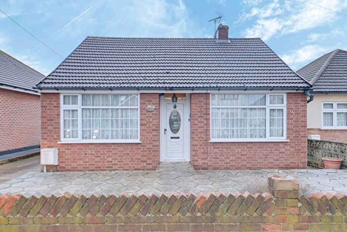 3 Bedroom Detached Bungalow For Sale In Parsonage Road, Rainham, RM13