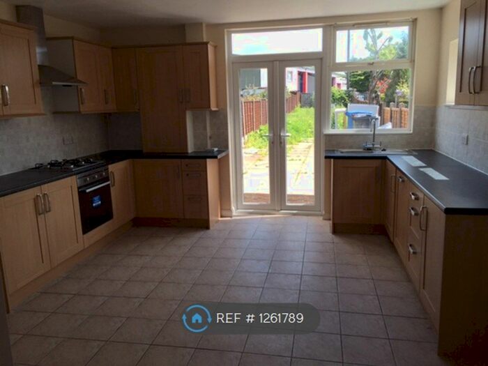 4 Bedroom Semi-Detached House To Rent In Wetmore Road, Staffordshire DE14