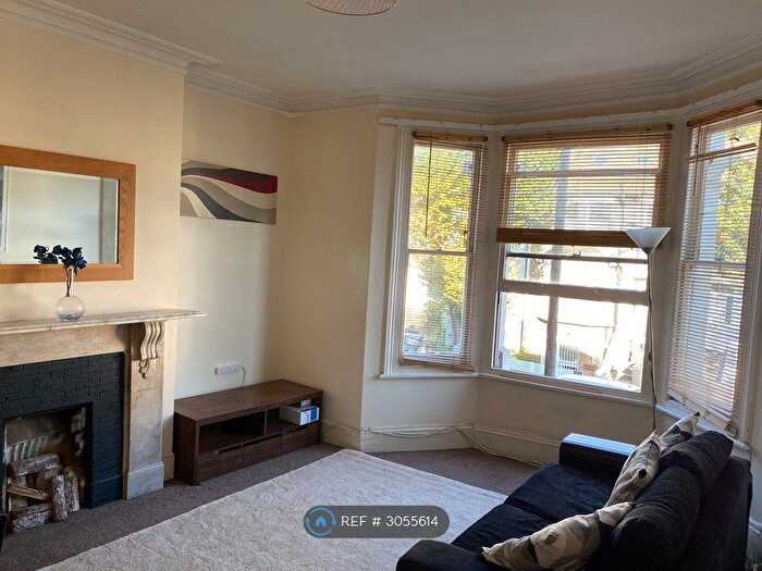 1 Bedroom Flat To Rent In St Stephens Avenue, Shepherds Bush, London, W12