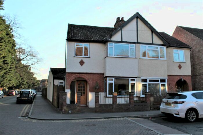 4 Bedroom Semi-Detached House To Rent In Wynchlands Crescent, St Albans AL4