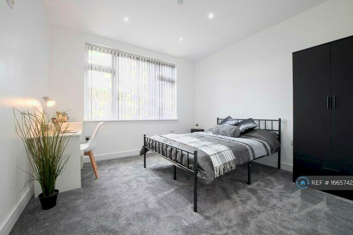 6 Bedroom Semi-Detached House To Rent In Lambrook Road, Bristol, BS16