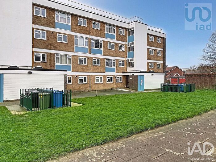 2 Bedroom Flat For Sale In Wedhey, Harlow, CM19