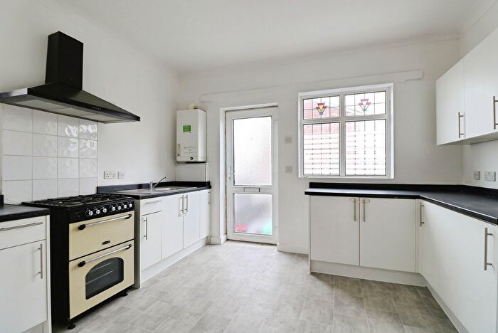 3 Bedroom Flat To Rent In Barnard Road, Leigh-On-Sea, SS9