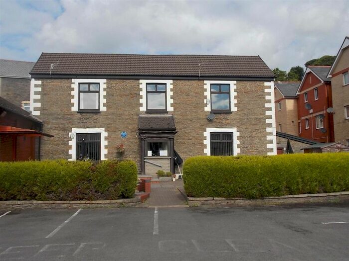 3 Bedroom Flat To Rent In Gelliwastad Road, Pontypridd, CF37