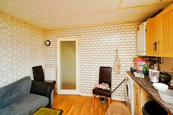 3 Bedroom Terraced House For Sale In Brendon Avenue, Luton, LU2