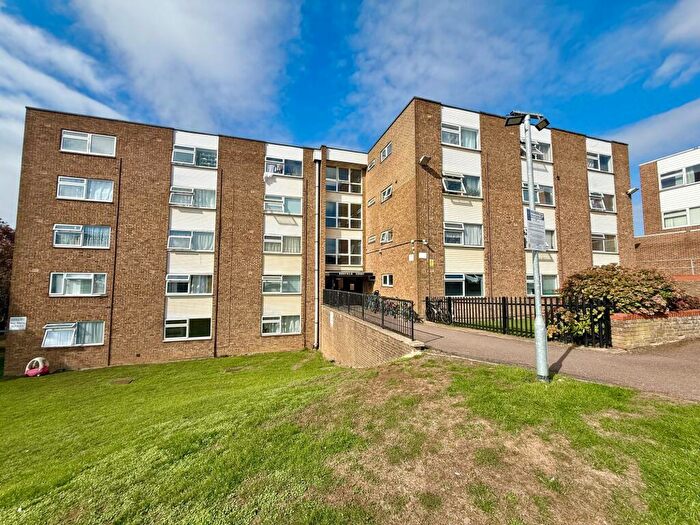 Flat To Rent In Handcross Road, Luton, LU2