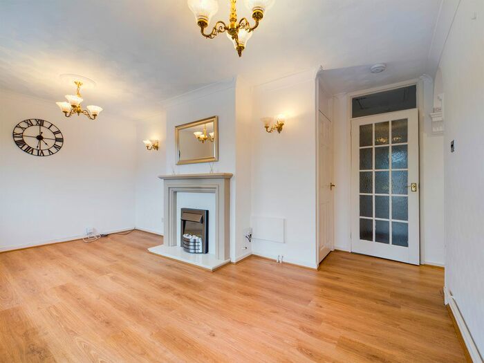 3 Bedroom Flat To Rent In Heather Crescent, Sketty, Swansea, SA2