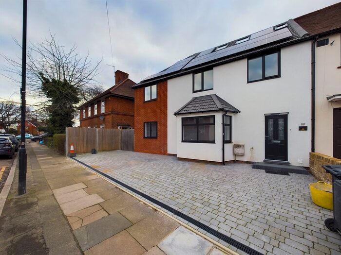 Studio To Rent In Cavell Road, London, N17