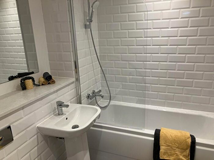 2 Bedroom Apartment To Rent In Parkview, Darwin Street, B12