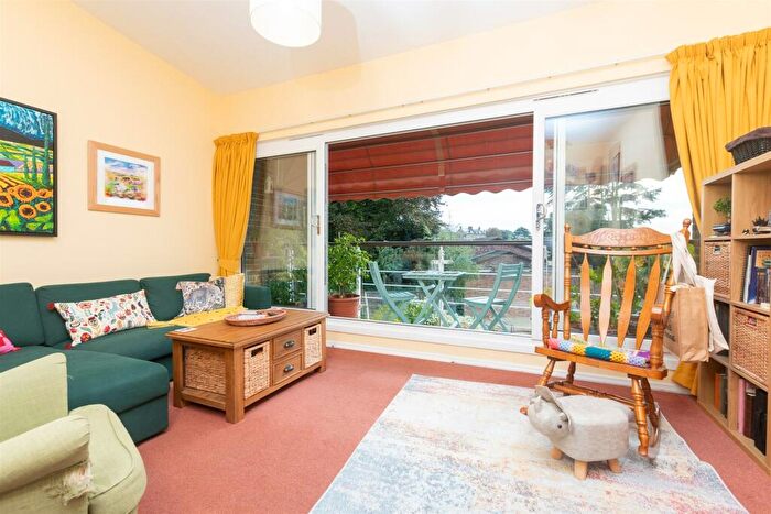 3 Bedroom Terraced House For Sale In Westhill Close, Gravesend, Kent, DA12