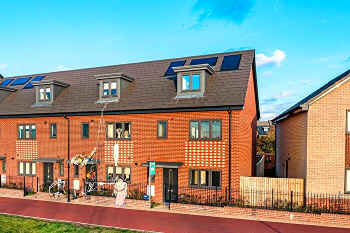 4 Bedroom End Of Terrace House To Rent In Barrosa Way, Whitehouse, MK8