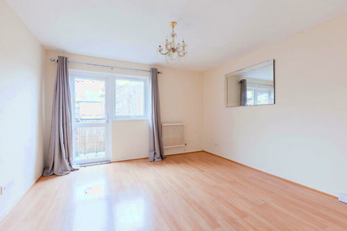 1 Bedroom Flat To Rent In Wesley Close, , Elephant And Castle, London, SE17