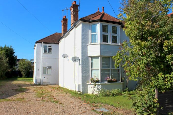 1 Bedroom Flat To Rent In Avenue Road, Staines-Upon-Thames, Middlesex, TW18