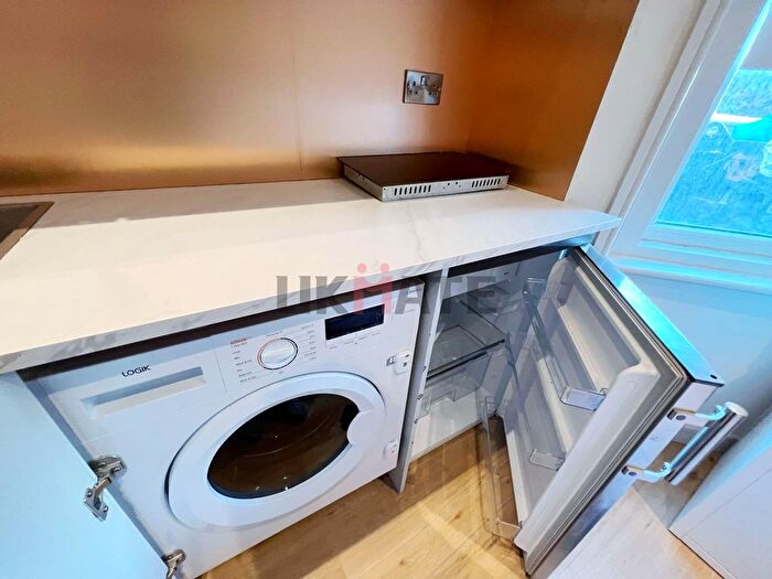 1 Bedroom Property To Rent In Clarence Villas, Hawks Road, Kingston Upon Thames, KT1