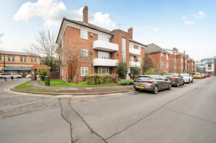 2 Bedroom Apartment For Sale In Courtlands, Maidenhead, Berkshire, SL6