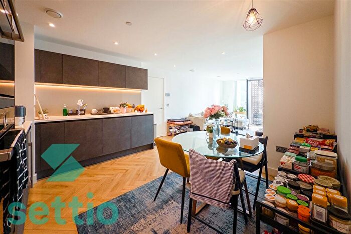 2 Bedroom Apartment To Rent In Elizabeth Tower, Crown Street, M15