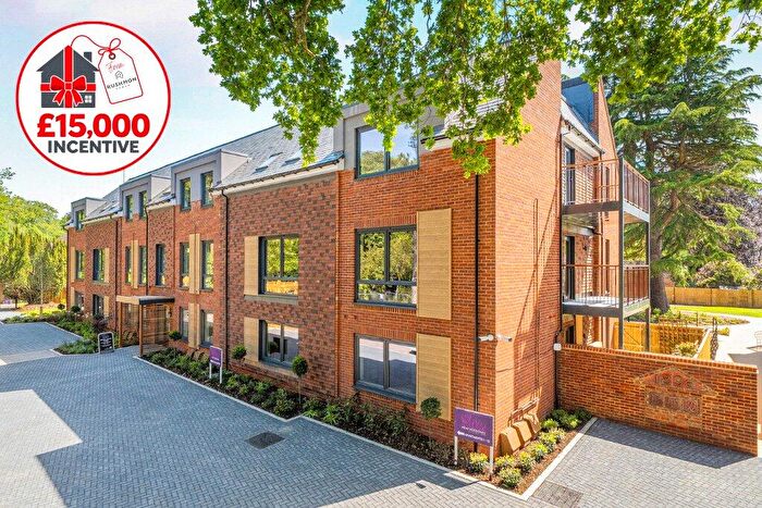 2 Bedroom Flat For Sale In Shores Road, Horsell, Surrey, GU21