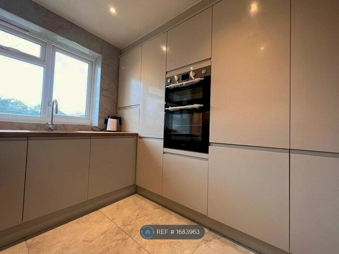 3 Bedroom Flat To Rent In Morris Gardens, London, SW18