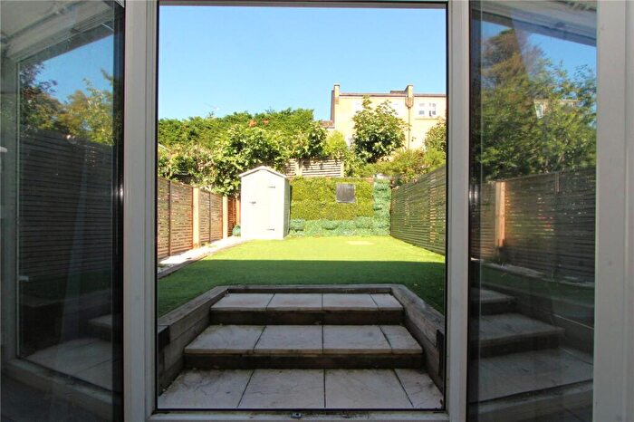 3 Bedroom Terraced House To Rent In Kirkby Close, London, N11