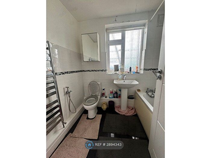 2 Bedroom Flat To Rent In Claybury Broadway, Ilford, IG5