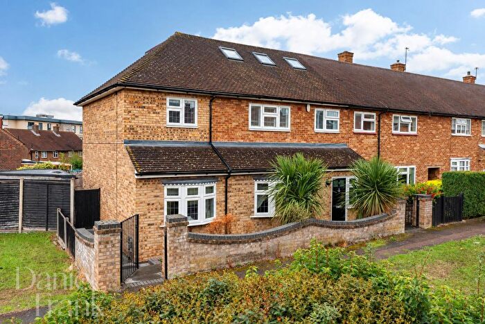 4 Bedroom End Of Terrace House For Sale In Durnell Way, Loughton, IG10
