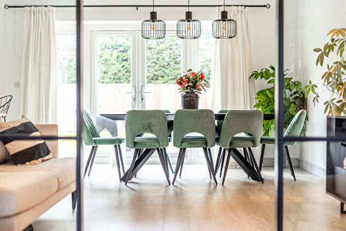 4 Bedroom Detached House For Sale In Lawrence Close, Smallford, St. Albans, Hertfordshire, AL4