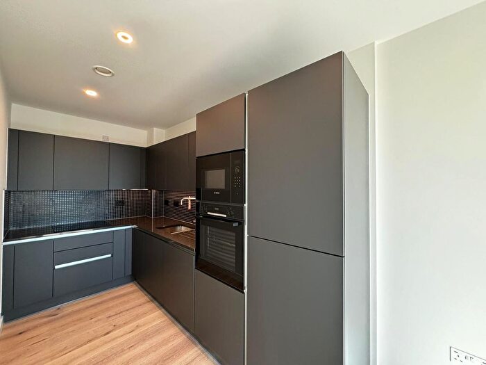 2 Bedroom Flat To Rent In Middle Road, London, W7