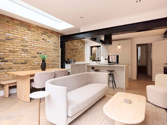 2 Bedroom Flat To Rent In Comyn Road, London, SW11