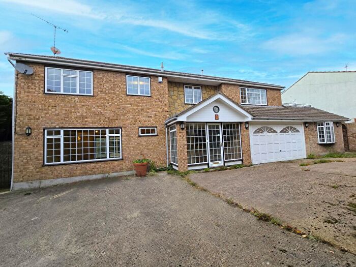 5 Bedroom Detached House For Sale In Silvertree Close, Hockley, Essex, SS5