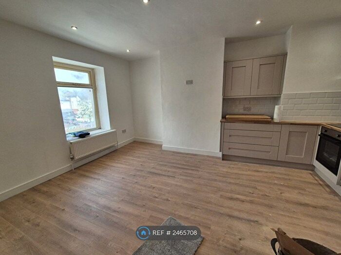 2 Bedroom Flat To Rent In Oldham Road, Oldham, OL4