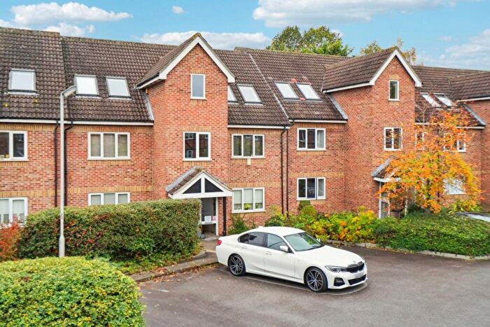 1 Bedroom Flat For Sale In Old Fives Court, Burnham, SL1