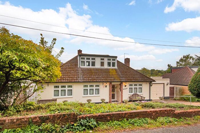 3 Bedroom Bungalow For Sale In The Drive, New Barn, Kent, DA3