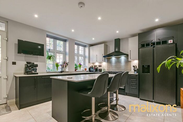 2 Bedroom Maisonette For Sale In Beeches Road, London, SW17