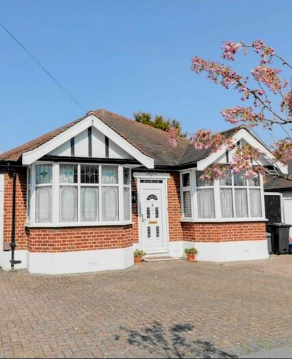 2 Bedroom Detached Bungalow To Rent In Oakleafe Gardens, Ilford, IG6